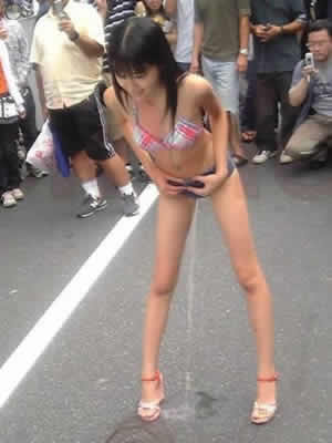 japanese schoolgirl pissed on the street